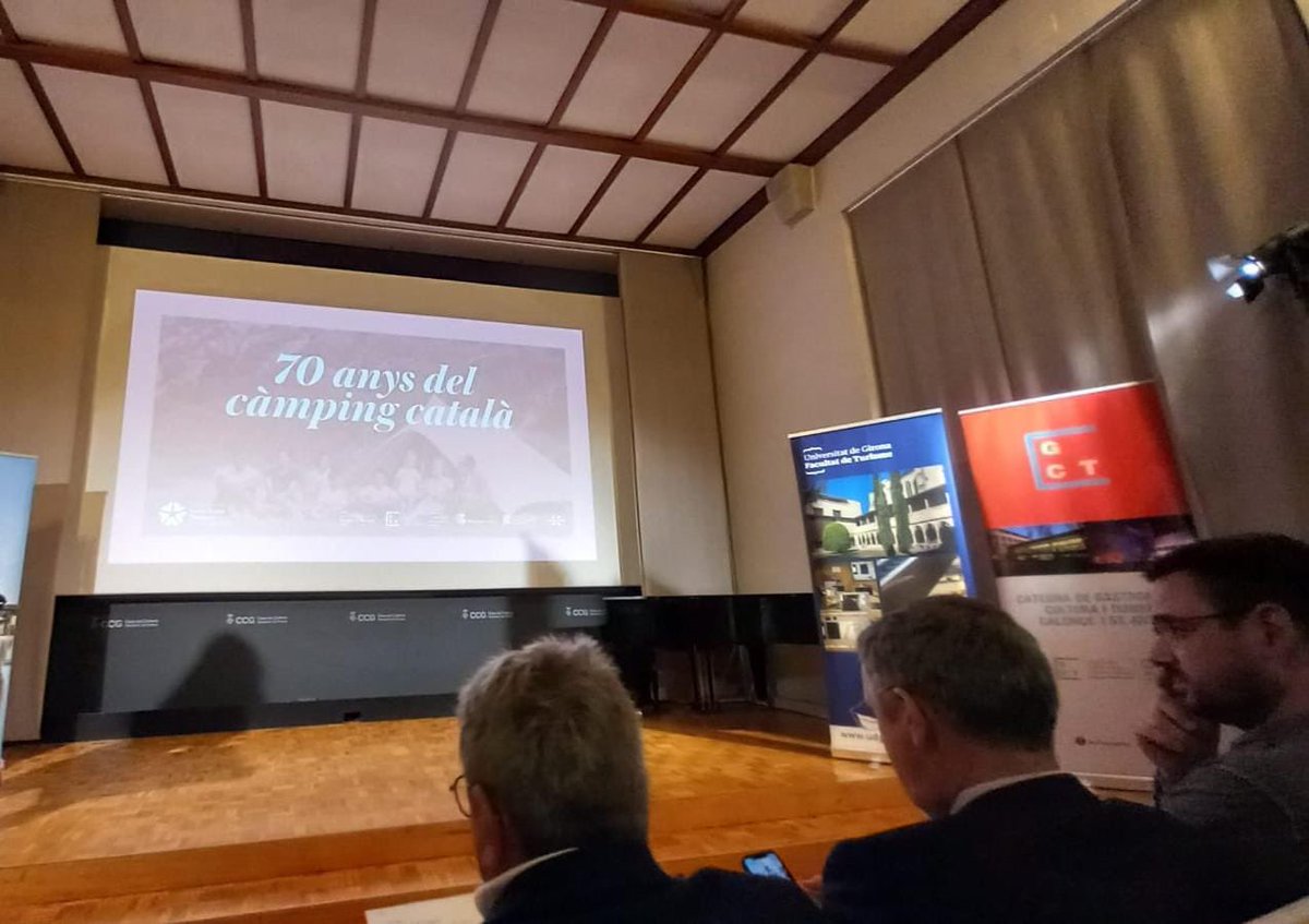 jxCalongeiStA's tweet photo. L’acte, que va tenir lloc a la 📍Casa de Cultura de Girona, també va servir per donar a conèixer el llibre ‘El càmping. Històries dels càmpings a Catalunya’, elaborat per la UdG amb la col·laboració de la Càtedra de Gastronomia, Cultura i Turisme de Calonge i Sant Antoni https://t.co/TeLMwVo3iT