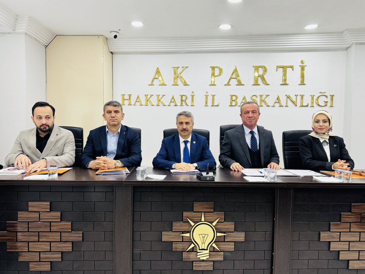 KayaZeydin's tweet photo. 📍 AK Part Hakkari İl Başkanlığı 

✅ İl Yönetim Kurulu İstişare ve Değerlendirme Toplantısı

Genel Merkez Teşkilat Başkan Yardımcımız, Ortadoğu Anadolu Bölge Koordinatörümüz, Adıyaman Milletvekilimiz, Sn Av. @MustafaAlkayis Başkanlığında;

Yönetim Kurulu Üyelerimiz İstişare ve Değerlendirme Toplantımızı gerçekleştirdik.

Teşkilatımız ile Hakkari'miz olarak, Cumhurbaşkanımız, Genel Başkanımız Sn Recep Tayyip ERDOĞAN‘ın ve Kıymetli Teşkilat Başkanımız Sn. Ahmet BÜYÜKGÜMÜŞ’ün selamlarını almanın gururunu yaşadık.

Sayın başkanımızın, ilk ziyaretlerini Hakkari'mizden başlatması, samimiyeti ve teşkilat çalışmalarımıza dair tavsiye ile talimatları bizi ziyadesiyle memnun etti. 

Genel Başkanımız ve Cumhurbaşkanımız Sayın Recep Tayyip ERDOĞAN liderliğinde; Ülkemiz, Milletimiz, Hakkari'miz ve AK Partimiz için hep birlikte daha güçlü bir gelecek için var gücümüzle çalışmaya, AK Davamızı ve AK Partimizi büyütmeye devam edeceğiz.

Bu kutlu yolda, Rabbim yar ve yardımcımız olsun. 

Birliğimiz, dirliğimiz ve kardeşliğimiz daim olsun.

Toplantımızın hayırlara vesile olmasını dileriz.

@Akparti 
@RTErdogan 
@abuyukgumus 
@Mustafaalkayis 
@HasimTaskiran