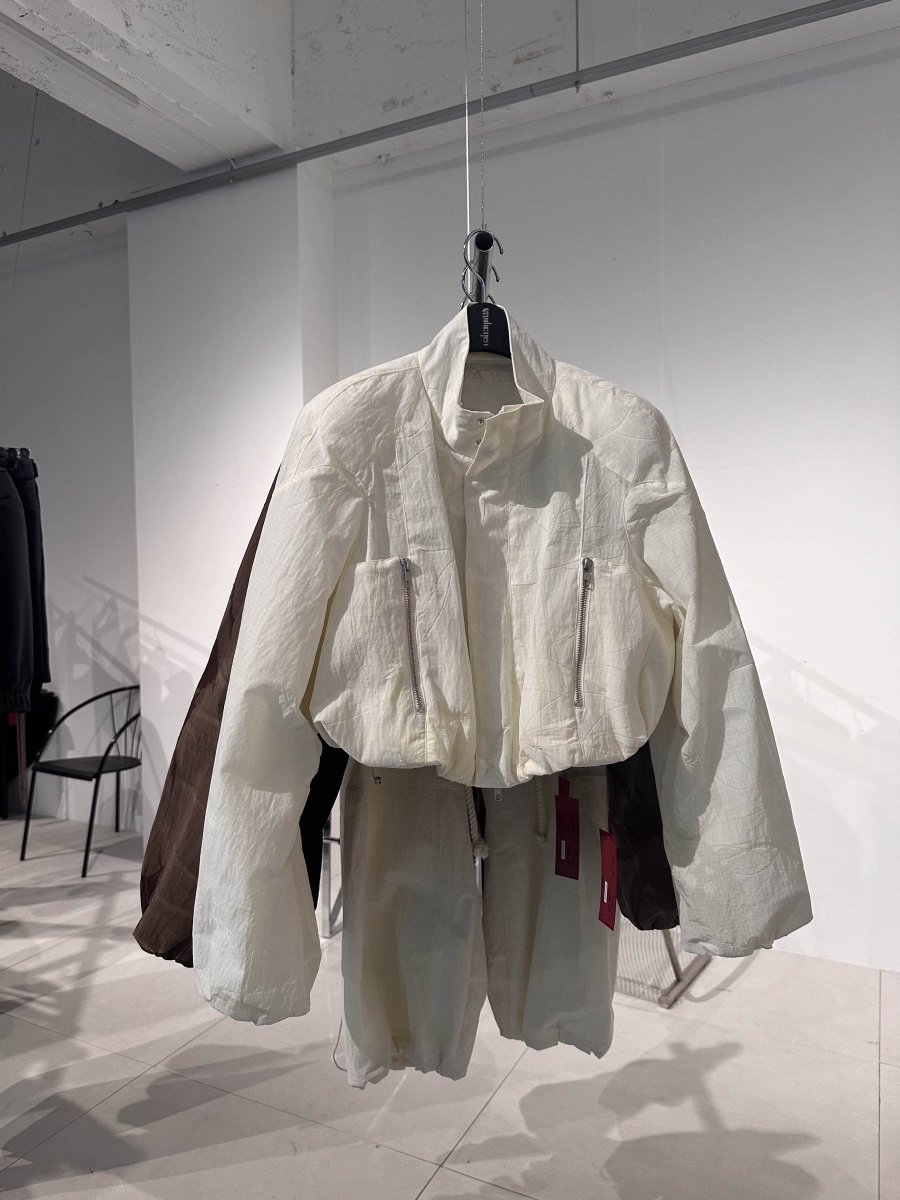 fashionsnap's tweet photo. mukcyen2025年秋冬コレクションは、これまでよりも幅広いシルエットや素材感、カテゴリーを取り入れた新たな表現に挑戦。
デニムやスポーティな素材のアイテム、アイコニックなネックコルセットや、ブランド初のシューズアイテムなどが登場した。 https://t.co/BldeDCXVIS