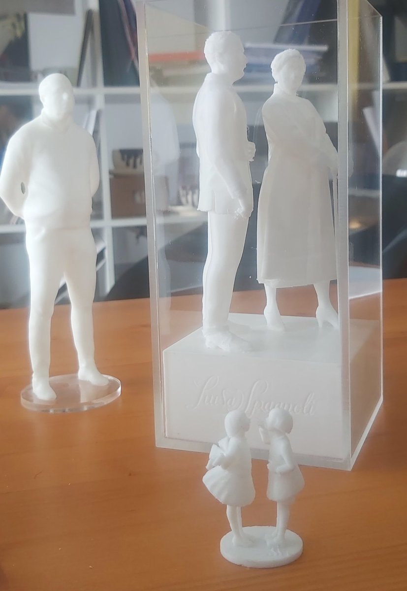 Ieri ho immaginato di assistere a questo colloquio:

Luisa: Annibale questi due bimbi si stanno facendo notare...

Annibale: si ne ho sentito già parlare parecchio

Luisa: gli regalerei un bel Bacio!