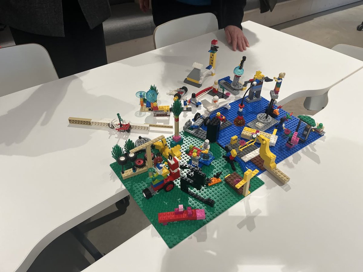 Aitäh Viimsi Teaduskooli tegusale tiimile sisuka strateegiaarutelu eest! Ehitasime üheskoos #LegoSeriousPlay abil tuleviku kooli, mis toetaks noorte uudishimu, loovust ja nutikust.