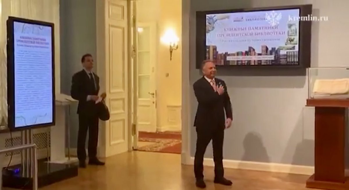 Julia Davis tweet media