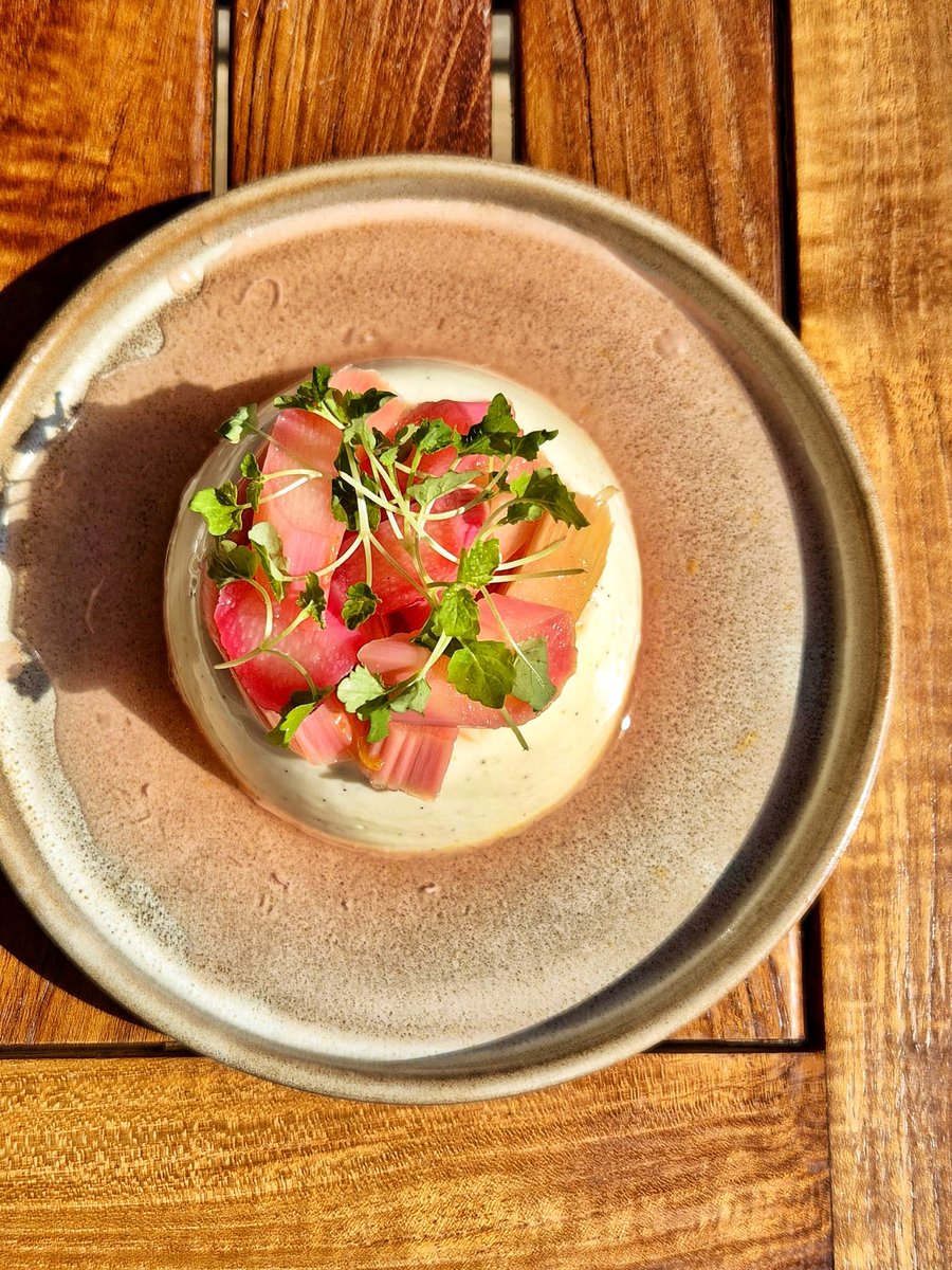 noahsbristol's tweet photo. The perfect wobble ๐ฅ
Vanilla set cream with poached Wye Valley rhubarb - a delicious new addition to the dessert menu ๐
#easterholidays #wyevalleyrhubarb #setcream #noahsbristol https://t.co/cRDhcvAsZ8