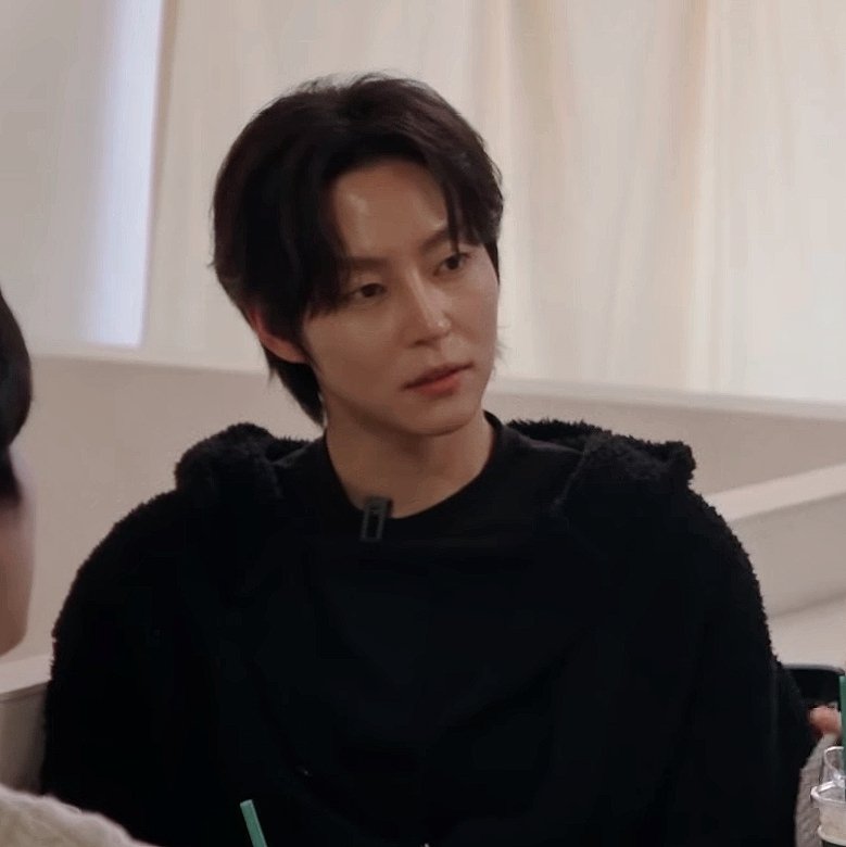 woosungdocs's tweet photo. if he looked at me like this i’d pass out https://t.co/NIp2gxr163