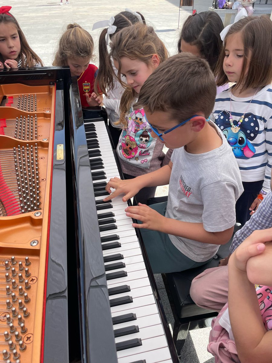14007246P's tweet photo. Segundo y Tercero, hemos podido disfrutar del sonido del piano de Andrés gracias a la iniciativa de la Fundación Ricardo Delgado Vizcaíno y COVAP. 
Nos ha enseñado el mecanismo de este majestuoso instrumento, hemos sido oyentes de melodías y también hemos podido tocar con él. https://t.co/oxRqlOsvD1