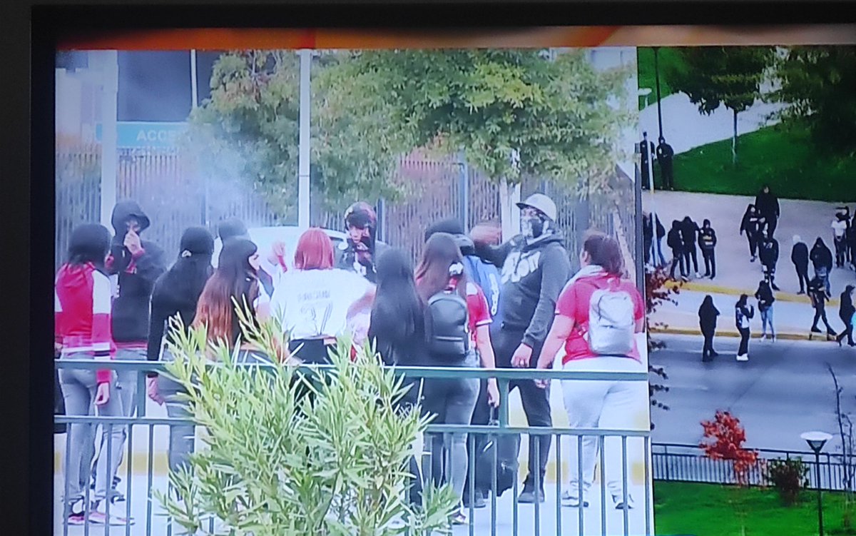 luisingermanico's tweet photo. VERGÜENZA:

Niñas de máximo 15 años haciendo disturbios cerca del Estadio Monumental, encapuchadas y con uniforme escolar, sin rumbo, haciendo la Cimarra para hacer vandalismo, sin saber nada de fútbol ni menos de amor a Colo Colo.

QUE IMPORTANTE ES EL HOGAR EN NUESTRAS VIDAS. https://t.co/RaSl2K83Xm