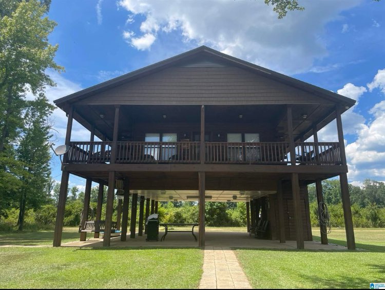 AndrewJBoneRE's tweet image. Showings this weekend! Hour from Tuscaloosa, Alabama; Pickens County on Sipsey River (170’ waterfront); connects to Tombigbee (.5 mile). 3BR/1BA furnished log cabin w/large deck! Artesian well on property. Gated community & boat launch (no HOA). Incredible property! 256-504-2963