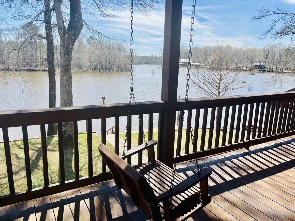 AndrewJBoneRE's tweet image. Showings this weekend! Hour from Tuscaloosa, Alabama; Pickens County on Sipsey River (170’ waterfront); connects to Tombigbee (.5 mile). 3BR/1BA furnished log cabin w/large deck! Artesian well on property. Gated community & boat launch (no HOA). Incredible property! 256-504-2963