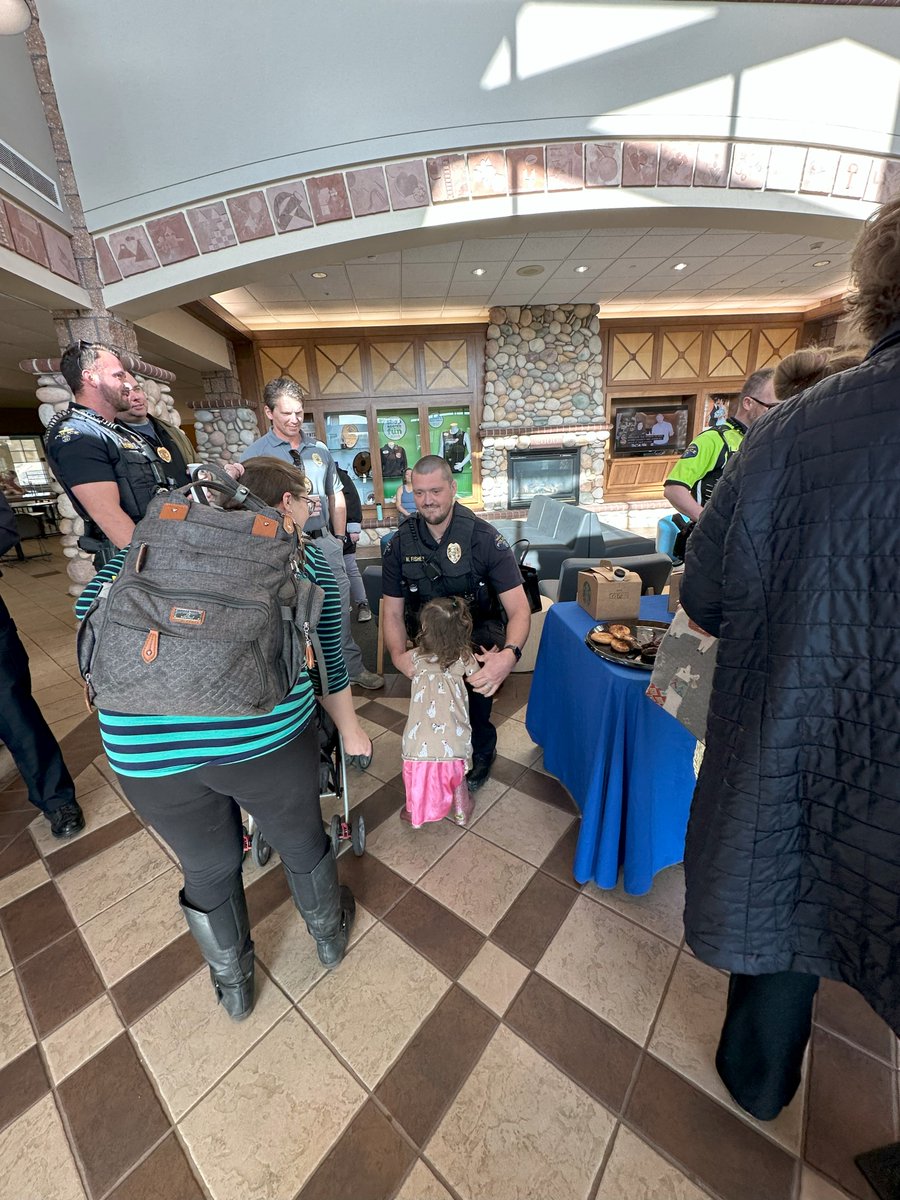 WheatRidgePD's tweet photo. We want to thank everyone who stopped by our #CopsInTheCommunity event at the Wheat Ridge Rec Center this week. As the weather gets warmer, weβll be holding these events more frequently to build relationships with the community we serve. https://t.co/UQ2tmkPpTu