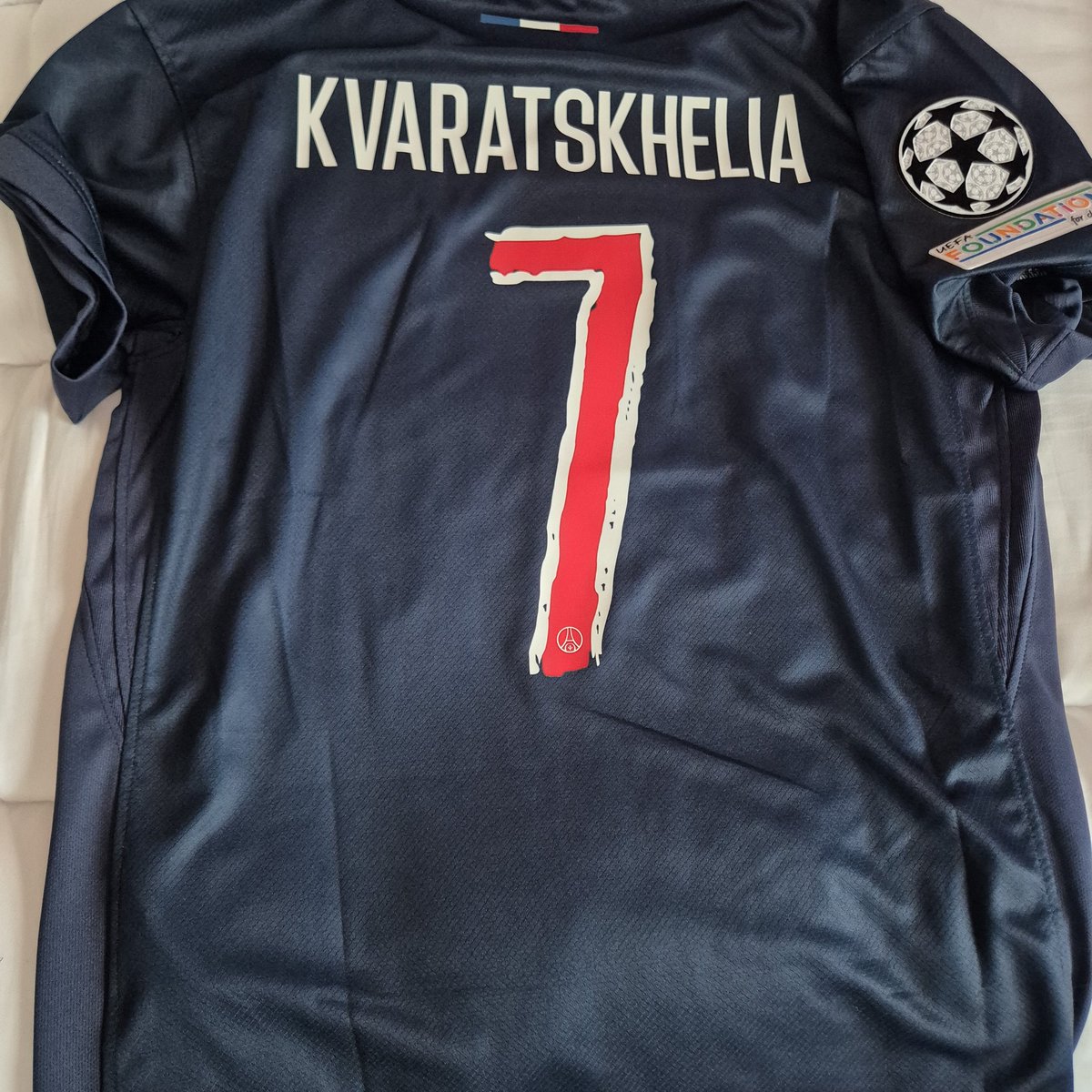 El camisetón que me ha llegado de los amigos de <a href="/__FCTHAI/">FC THAI</a>. De una estrella del fútbol.