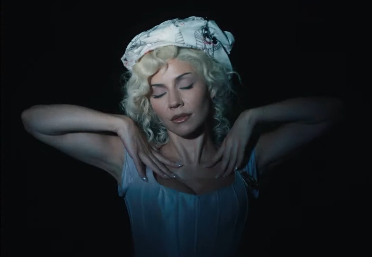 bradleyberdecia's tweet photo. i love the evolution of marina from primadonna to cuntissimo. electra heart never died, she was simply reborn https://t.co/EqLBuo43aQ