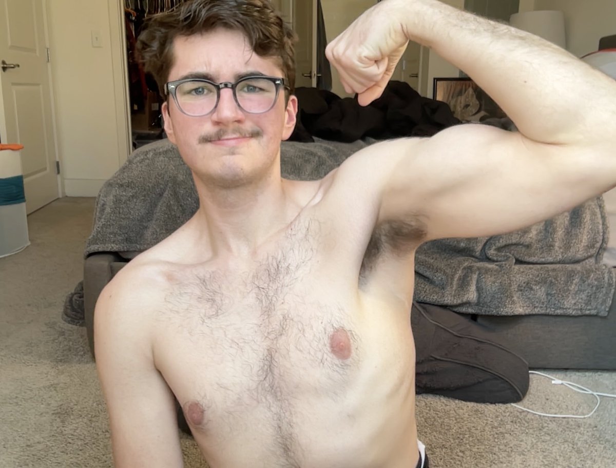 welcometomynile's tweet photo. we made it to flex friday boys! https://t.co/KTvqZkjj3o