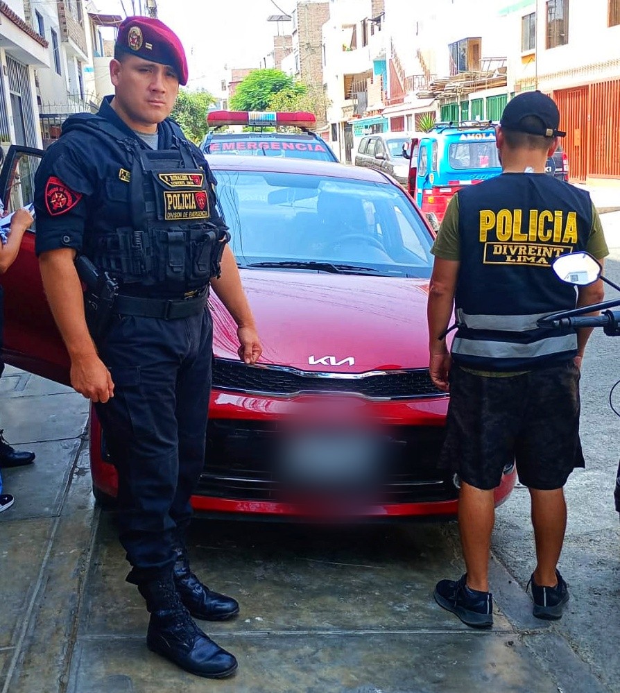 LimaRegion's tweet photo. 🚨RECUPERACIÓN DE VEHÍCULO POR ASALTO Y ROBO!
#divreint #diprove #diveme
👮♂️Estando en flagrancia efectivos pnp recuperán vehículo por asalto y robo en #sjl Jr las gencianas ✅️ se incautó un celular y recuperó el vehículo #diprove #seguimostrabajando #POLICIAPERÚ https://t.co/HBrH9fzpvi