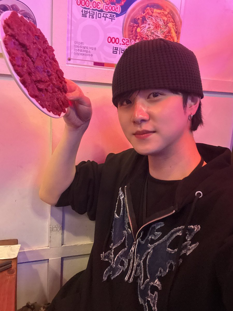 WEi__Member's tweet photo. [#동한] 뭉티기~🥩 https://t.co/t4B9XiLRLA