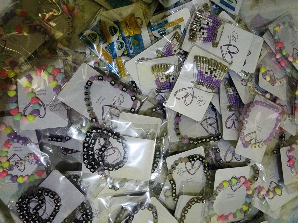 D1 fan support from <a href="/maicabities/">maica</a> and <a href="/jillandrears/">Jill</a> 😊

♡ phone strap
♡ pin
♡ bracelet
♡ candies

See you later ARMY 💜

#HOPE_ON_THE_STAGE_TOUR_Manila