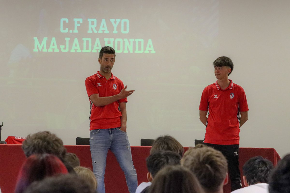 RMajadahonda's tweet photo. 🏫 𝐈𝐄𝐒 𝐋𝐞𝐨𝐧𝐚𝐫𝐝𝐨 𝐃𝐚 𝐕𝐢𝐧𝐜𝐢

🧑‍🏫 Alberto Bueno e Iván Pacheco estuvieron explicando a los estudiantes sus experiencias como entrenadores y los valores de la familia majariega⚡️

✅Les animaron a apoyar al juvenil A y cedieron cien entradas para ver al primer equipo https://t.co/HZ4pKCmfsM