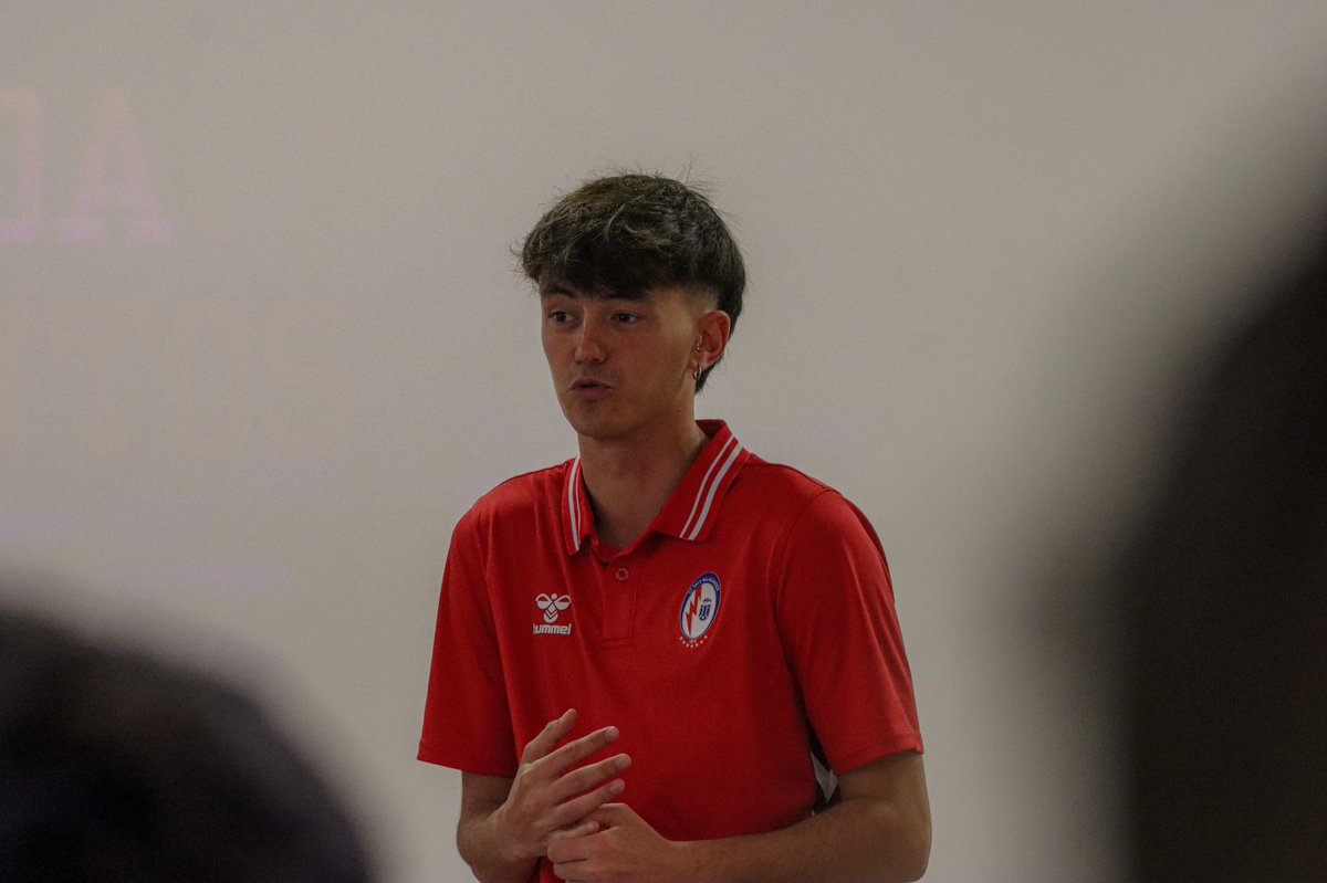 RMajadahonda's tweet photo. 🏫 𝐈𝐄𝐒 𝐋𝐞𝐨𝐧𝐚𝐫𝐝𝐨 𝐃𝐚 𝐕𝐢𝐧𝐜𝐢

🧑‍🏫 Alberto Bueno e Iván Pacheco estuvieron explicando a los estudiantes sus experiencias como entrenadores y los valores de la familia majariega⚡️

✅Les animaron a apoyar al juvenil A y cedieron cien entradas para ver al primer equipo https://t.co/HZ4pKCmfsM