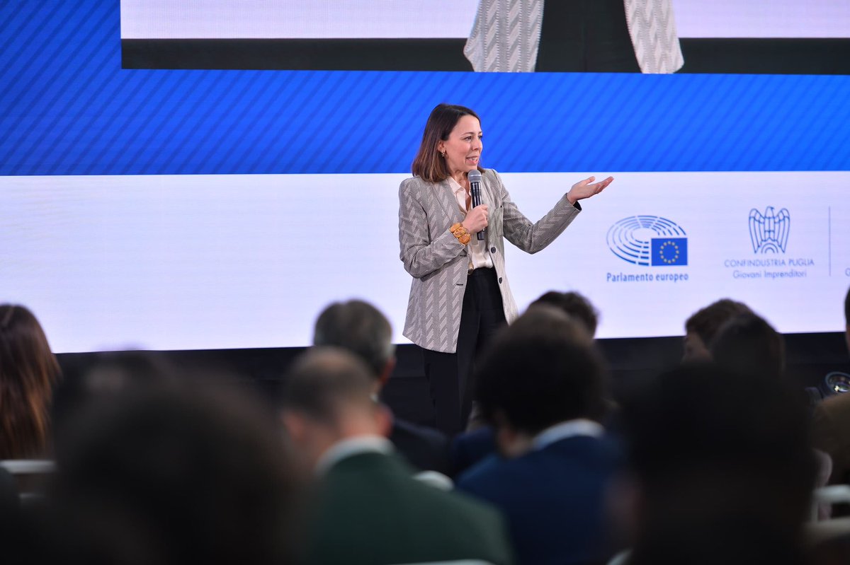 GI Confindustria (@giconfindustria) on Twitter photo 🇮🇹Arena Culture Italiane a #VOCI2025 Analizziamo la leadership dell'Italia in un mondo che cambia e in un'Europa a geometrie variabili. E ancora banche, finanza e cripto: cosa succede nei forzieri del mondo?
Sul palco di #VOCI2025:
<a href="/agnese_pini/">Agnese Pini</a>
<a href="/ChiaraPiotto/">Chiara Piotto</a>
Ferruccio De Bortoli 🇮🇹Arena Culture Italiane a #VOCI2025 Analizziamo la leadership dell'Italia in un mondo che cambia e in un'Europa a geometrie variabili. E ancora banche, finanza e cripto: cosa succede nei forzieri del mondo?
Sul palco di #VOCI2025:
<a href="/agnese_pini/">Agnese Pini</a>
<a href="/ChiaraPiotto/">Chiara Piotto</a>
Ferruccio De Bortoli