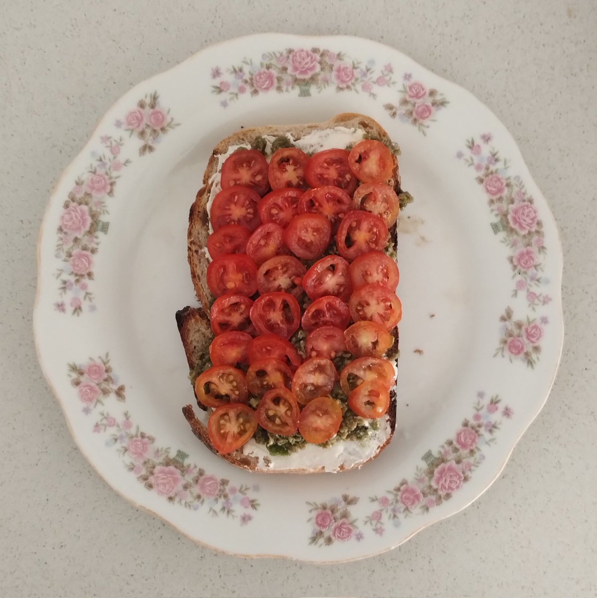 tble4two's tweet photo. oh sourdough bread toast with cream cheese, chopped olives and cherry tomatoes for brunch save me 

oh tostada de pan de campo con queso crema, aceitunas cortadas y tomates cherry para el brunch save me

🪼 https://t.co/vfyR8ag3Q3