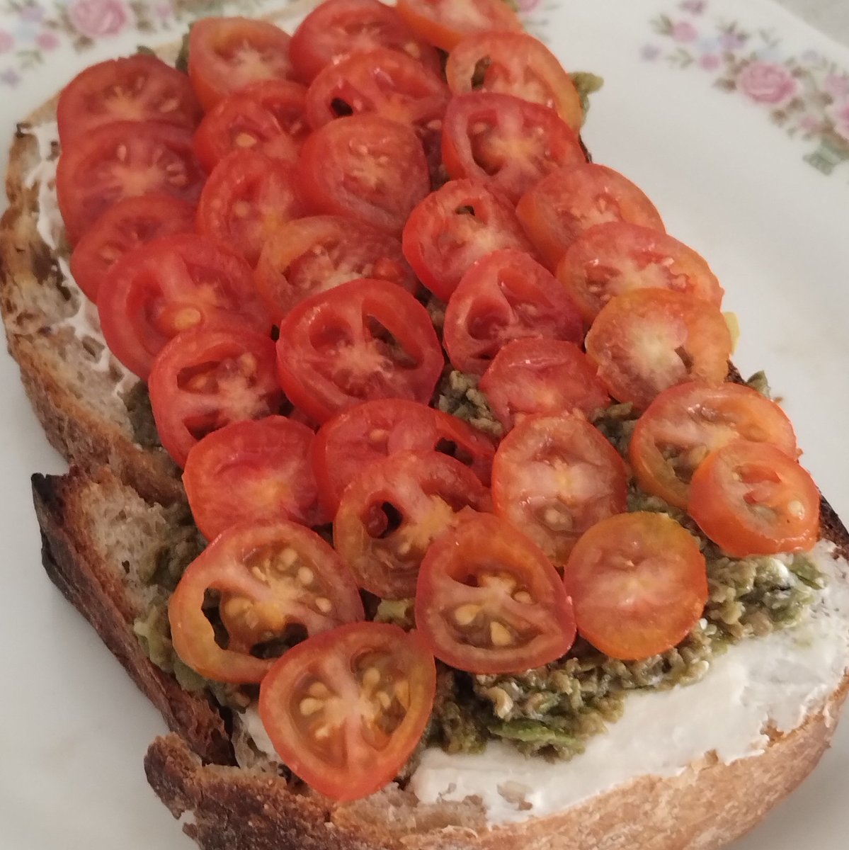 oh sourdough bread toast with cream cheese, chopped olives and cherry tomatoes for brunch save me 

oh tostada de pan de campo con queso crema, aceitunas cortadas y tomates cherry para el brunch save me

🪼