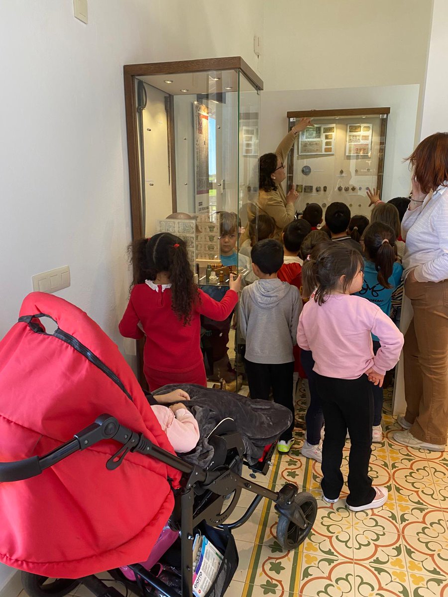 14007246P's tweet photo. Los chicos y chicas de Primer Ciclo y Aula Arcoíris tuvimos la suerte de visitar nuestro Museo de Historia Local. Gracias a Eva y a Mariví, conocimos muchas curiosidades de nuestro pueblo y comarca. https://t.co/E4UHMuP72f