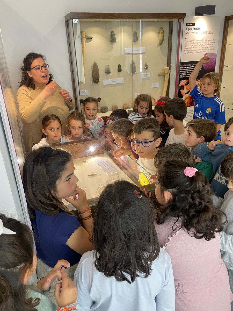14007246P's tweet photo. Los chicos y chicas de Primer Ciclo y Aula Arcoíris tuvimos la suerte de visitar nuestro Museo de Historia Local. Gracias a Eva y a Mariví, conocimos muchas curiosidades de nuestro pueblo y comarca. https://t.co/E4UHMuP72f