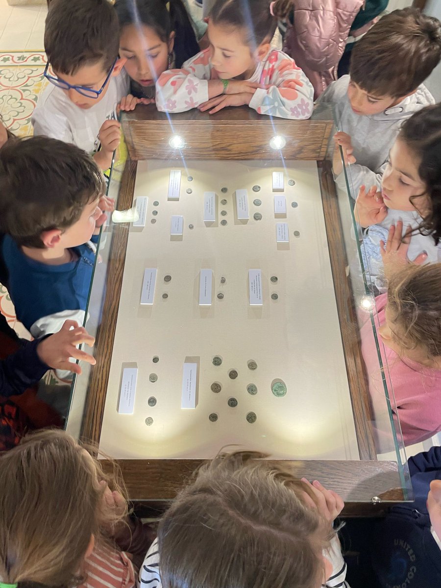 14007246P's tweet photo. Los chicos y chicas de Primer Ciclo y Aula Arcoíris tuvimos la suerte de visitar nuestro Museo de Historia Local. Gracias a Eva y a Mariví, conocimos muchas curiosidades de nuestro pueblo y comarca. https://t.co/E4UHMuP72f