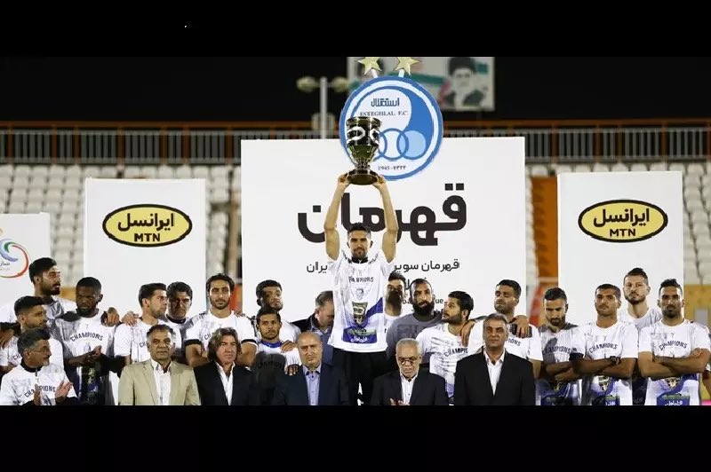 ما دقیقا بعد از همین صحنه سقوط کردیم
بعد این صحنه توی فینال حذفی مربیمون رو الکی اخراج کردن و ۴ ماه محرومش کردن
بعد این صحنه دقیقه ۹۰ تیم حریف رو با گل آفساید قهرمان کردن
بعد این صحنه استقلالو دارن میفرستن دسته یک
شرافت تو لیگ آخوندی تاوان داره