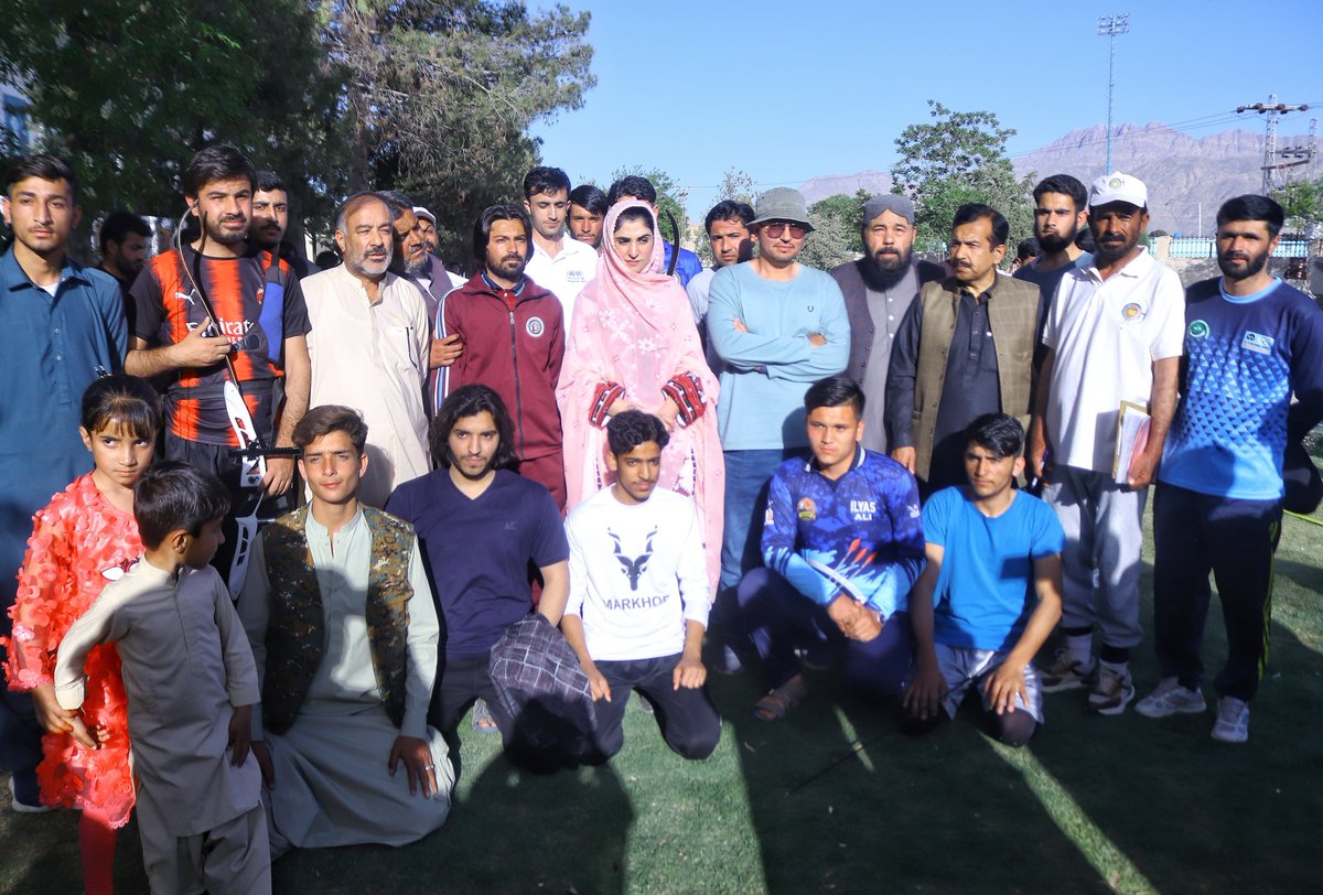 Meena_Majeed's tweet photo. *35ویں نیشنل گیمز کیلٸے محکمہ کھیل بلوچستان زیراہتمام کوئٹہ میں تیسرے روز بھی کھلاڑیوں کے ٹرائلز جاری رہے* 

 *صوبائی مشیر کھیل و امور نوجوانان مینا مجید بلوچ کا ٹرائلز جائزہ، کھلاڑیوں کی حوصلہ افزائی کی* 

کراچی میں ہونے والے 35ویں نیشنل گیمز کیلئے کوئٹہ میں محکمہ کھیل بلوچستان کے زیراہتمام ٹرائلز کا سلسلہ جاری ہے، صوبائی مشیر کھیل و امور نوجوانان بلوچستان مینا مجید بلوچ نے ڈائریکٹر جنرل کھیل بلوچستان یاسر بازئی کے ہمراہ ٹرائلز کے تیسرے روز ایوب سپورٹس کمپليکس کا دورہ کیا، جہاں انہوں نے ووشو، باسکٹ بال، فینسنگ اور آرچری کے ٹرائلز کا خود جائزہ لیا، اس موقع پر اسسٹنٹ ڈائریکٹر ایکٹیوٹیز محمد آصف لانگو، بلوچستان اولمپک ایسوسی ایشن کے جنرل سیکرٹری شیر محمد ترین، سینئر نائب صدر بلوچستان اولمپک ایسوسی ایشن گل محمد کاکڑ، اسسٹنٹ ڈائریکٹر ایڈمن محیب الرحمن و دیگر بھی موجود تھے، صوبائی مشیر کھیل و امور نوجوانان بلوچستان مینا مجید بلوچ نے ٹرائلز میں حصہ لینے والے کھلاڑیوں کی حوصلہ افزائی کی اور ٹرائلز میں منتخب ہونے والے کھلاڑیوں کیلٸے نیک خواہشات کا اظہار کیا اس موقع پر انہوں نے میڈیا سے گفتگو کرتے ہوئے کہا کہ نیشنل گیمز کیلئے کوئٹہ میں ٹرائلز جاری ہے اور ٹرائلز میں بڑی تعداد میں کھلاڑیوں نے شرکت کی ہے، 35ویں نیشنل گیمز میں بلوچستان سے 500 کے قریب مرد و خواتين کھلاڑیوں پر مشتمل دستہ شرکت کرئے گا جن میں 160 خواتین اور  340 مرد کھلاڑی شامل ہونگے، ڈائریکٹر جنرل کھیل بلوچستان یاسر خان بازئی کی سربراہی میں کوٸٹہ سے دستہ کراچی جائے گا، انہوں نے کہا کہ ٹراٸلز میں بلوچستان کے تمام کھلاڑیوں کو موقع دیا گیا ہے بہترین کھلاڑیوں کا ٹرائلز سے انتخاب کیا جائے گا، ٹرائلز کے بعد کوئٹہ میں تمام گیمز کا تربیتی کیمپ بھی لگایا جائے گا انہوں نے کہا کہ کیمپ میں کھلاڑیوں کو بہترین سہولیات فراہم کی جائے گی تاکہ کھلاڑی بھرپور طریقے سے پریکٹس کرسکیں انہوں نے مزید کہا کہ نیشنل گیمز میں بلوچستان کیلئے گولڈ میڈل جیتنے والے کھلاڑیوں کو دو لاکھ روپے نقد انعام کیساتھ کنٹریکٹ جاب بھی دی جائیں گی۔