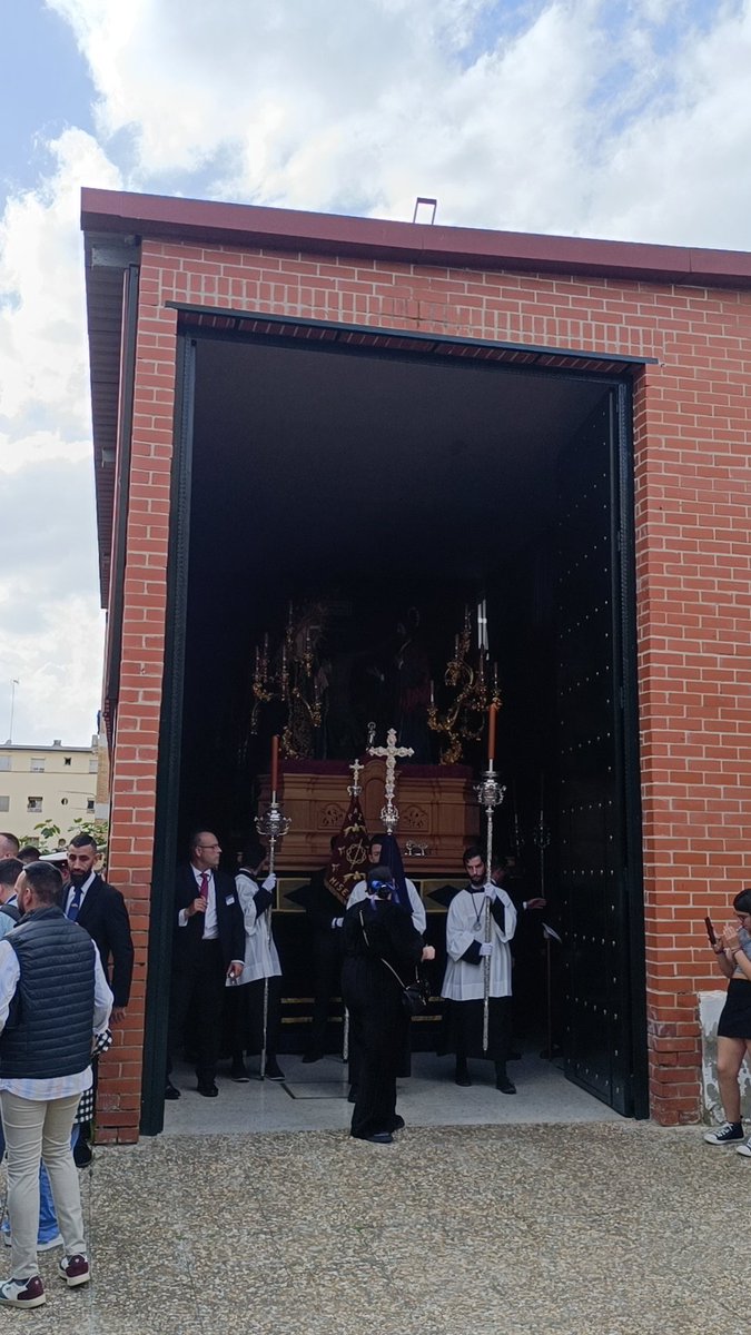 🔵🔴 VIERNES DE DOLORES 🔴🔵 

A las 6 de la tarde se abrieron las puertas en nuestra Parroquia de Luis Y San Fernando, dando comienzo la Salida Procesional de Nuestros Amantísimos Titulares.
