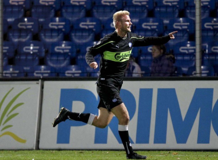 SrenPlovgaard's tweet photo. To gange har OB sikret sig sejren i Esbjerg på mål i kampens døende sekunder.
Lørdag den 13. november 2010 scorede indskiftede Henrik Toft til 2-1 til OB dybt inde i overtiden.
Og Luca Kjerrumgaard scorede i 97. minut til 2-1 i sæsonåbneren i Esbjerg sidste år #obdk #efbob https://t.co/7kwJY8b3xc