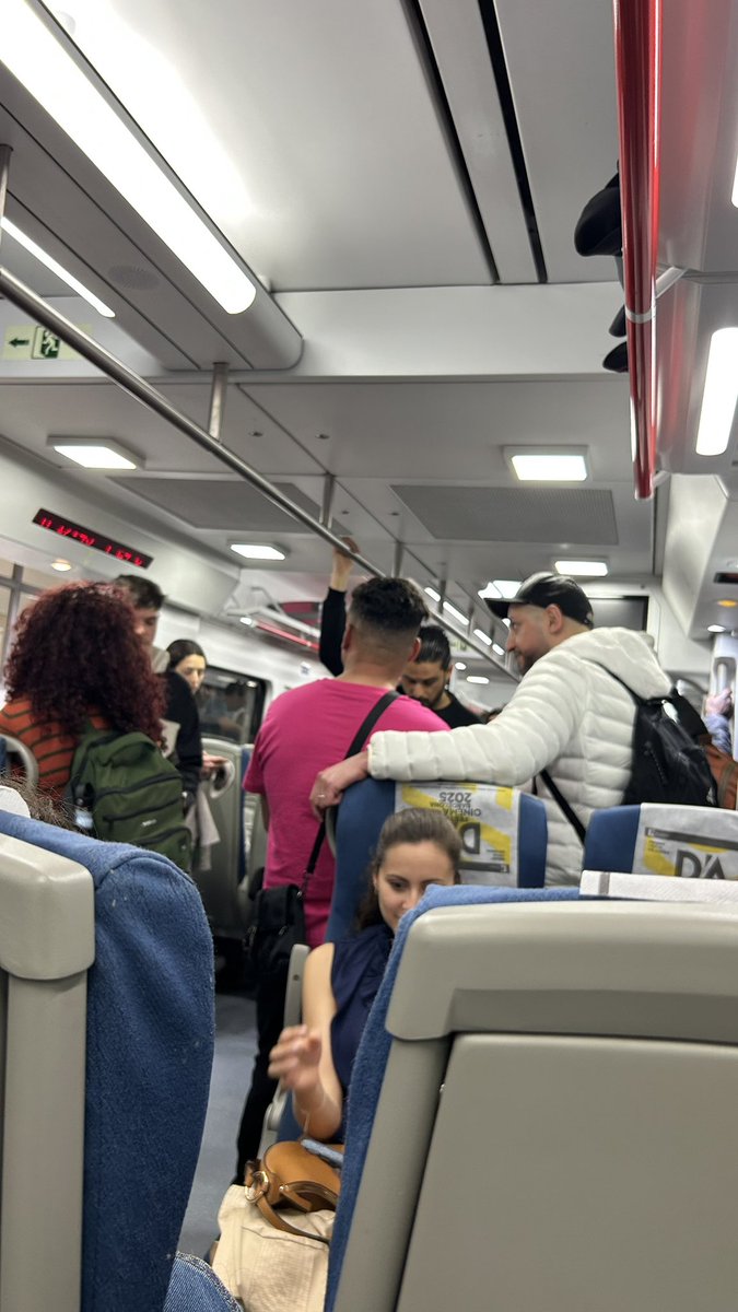 A les 17:53 h, surt el regional que havia de sortir a les 17:16 h. El retard, com sempre, ja no sorprèn. La megafonia només en castellà, i això és només a Sants… A Passeig de Gràcia anirem com sardines, i al Clot ja… millor no imaginar-ho.