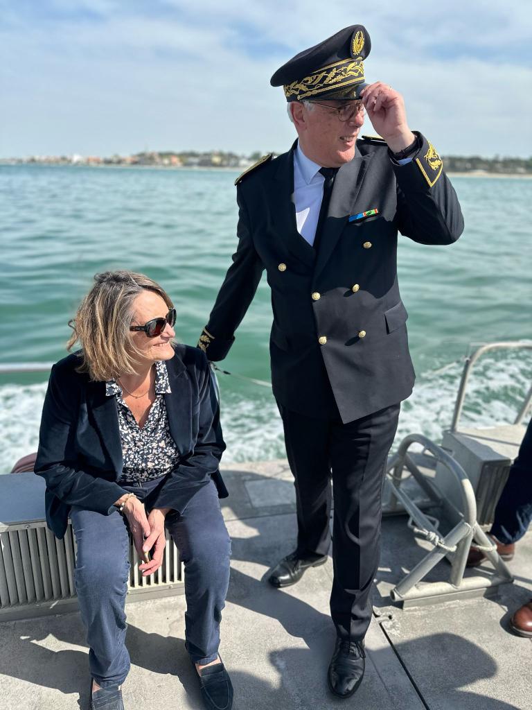 La ministre <a href="/sophieprimas/">Sophie Primas</a> clôture son déplacement par la présentation de la brigade nautique <a href="/Gendarmerie_033/">Gendarmerie de la Gironde</a> à #Arcachon des enjeux de sécurité du bassin tout au long de l’année.