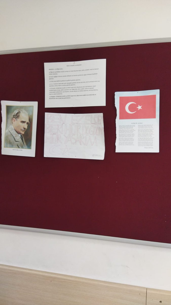 JonTurk2030's tweet photo. @lordsinov Kardeşim izmir adnan menderes lisesinde okuyor. Müdür bayram tatilinden önceki hafta sınıflarda siyasi sembol yasak diyerek Türk bayraklarını ve Atatürk fotoğraflarını kaldırtıyor. Daha sonra çocuklar kaldırılan yerden alıp sınıflara tekrar asıyorlar (ortadaki yazıyı ekleyerek). https://t.co/kfkfBU3aaD