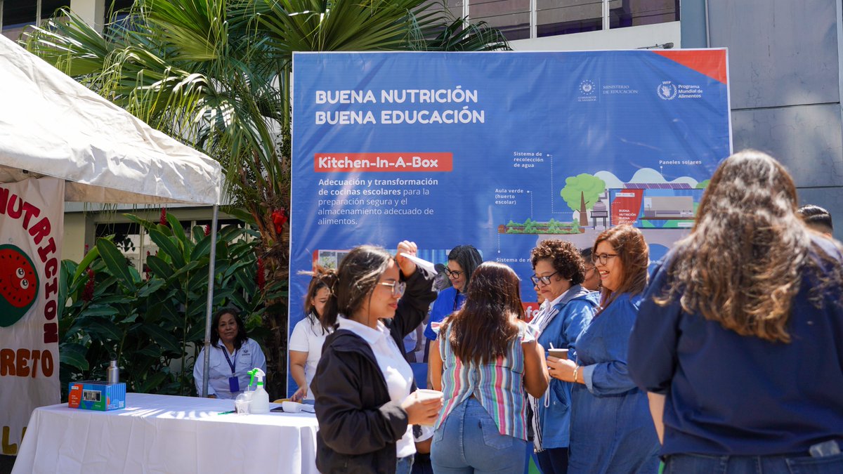 WFP_SV's tweet photo. ¡Una buena nutrición contribuye a una buena educación! 📚🧒👧

WFP 🇸🇻 y @EducacionSV, en el marco de la semana de la nutrición, reiteran su compromiso en asegurar que la niñez tenga acceso a alimentos nutritivos con proyectos como Kitchen-In-A-Box y Biofortik🥛 https://t.co/wbIjKWDB3Q