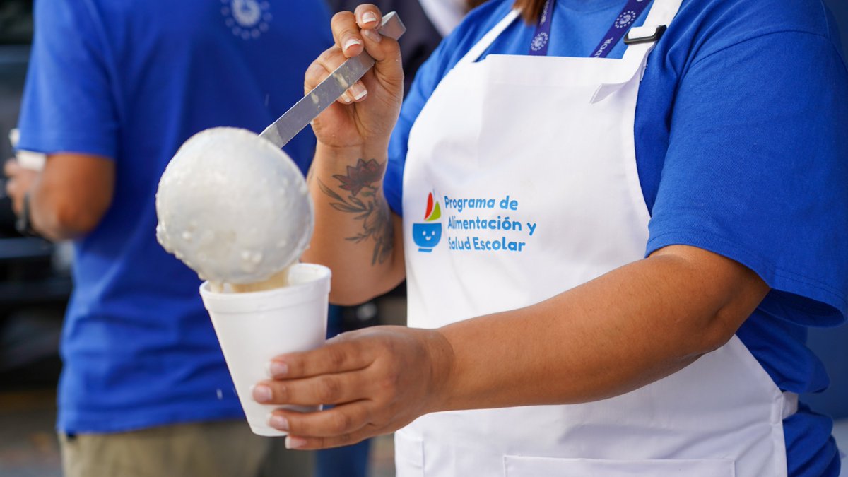 WFP_SV's tweet photo. ¡Una buena nutrición contribuye a una buena educación! 📚🧒👧

WFP 🇸🇻 y @EducacionSV, en el marco de la semana de la nutrición, reiteran su compromiso en asegurar que la niñez tenga acceso a alimentos nutritivos con proyectos como Kitchen-In-A-Box y Biofortik🥛 https://t.co/wbIjKWDB3Q