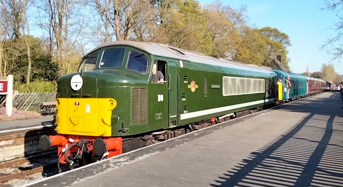 Harrod15S's tweet image. Double header class 44 (D8 Penygent &amp;amp; 44004 Great Gable) at Darley Dale on the twin peaks gala, quite possibly first time 2 class 44's have double headed since the 80's 🤔
#class44 #trains #Peaks #DarleyDale @peakrail1