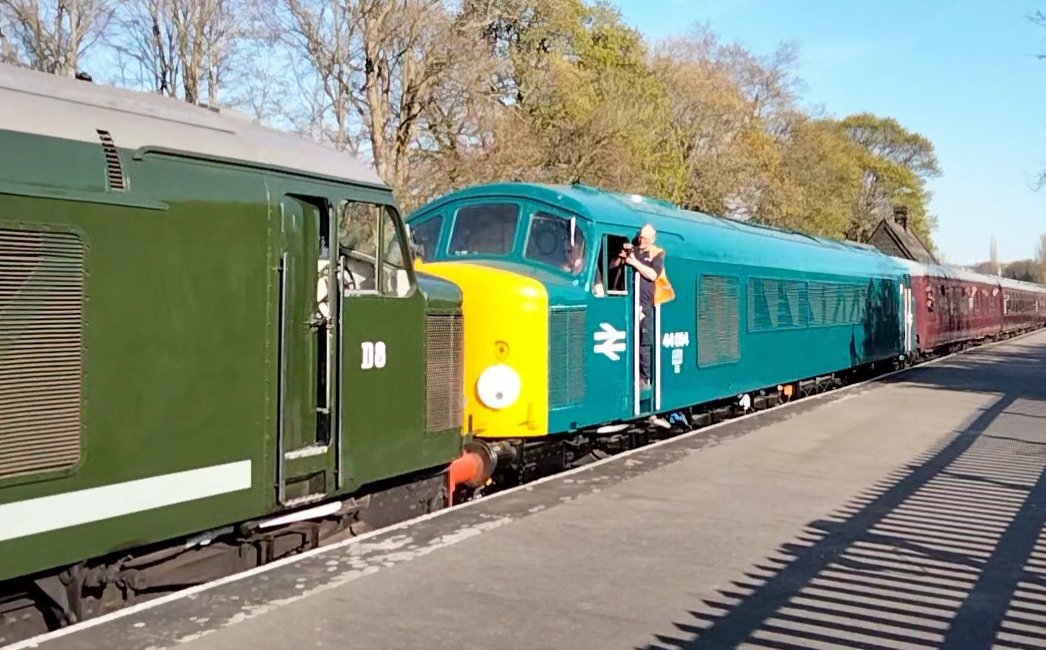 Harrod15S's tweet image. Double header class 44 (D8 Penygent &amp;amp; 44004 Great Gable) at Darley Dale on the twin peaks gala, quite possibly first time 2 class 44's have double headed since the 80's 🤔
#class44 #trains #Peaks #DarleyDale @peakrail1