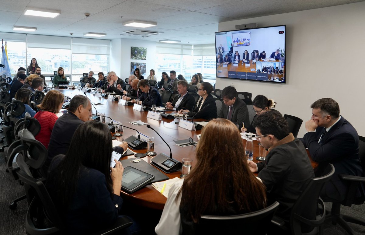 Carlos Ruiz Massieu (@cgruizmassieu) on Twitter photo Importante reunión con miembros del Consejo de Seguridad 🇺🇳 , <a href="/laurisarabia/">Laura Sarabia</a> <a href="/ComisionadoPaz/">Consejería Comisionada de Paz</a> <a href="/GloriaCuartas/">Gloria Cuartas</a> <a href="/ComunesCoL/">Partido COMUNES 🌹</a> en preparación de próxima sesión del #UNSC sobre 🇨🇴. Coincidimos en importancia de priorizar implementación del Acuerdo y continuar con medidas para acelerarla. Importante reunión con miembros del Consejo de Seguridad 🇺🇳 , <a href="/laurisarabia/">Laura Sarabia</a> <a href="/ComisionadoPaz/">Consejería Comisionada de Paz</a> <a href="/GloriaCuartas/">Gloria Cuartas</a> <a href="/ComunesCoL/">Partido COMUNES 🌹</a> en preparación de próxima sesión del #UNSC sobre 🇨🇴. Coincidimos en importancia de priorizar implementación del Acuerdo y continuar con medidas para acelerarla.