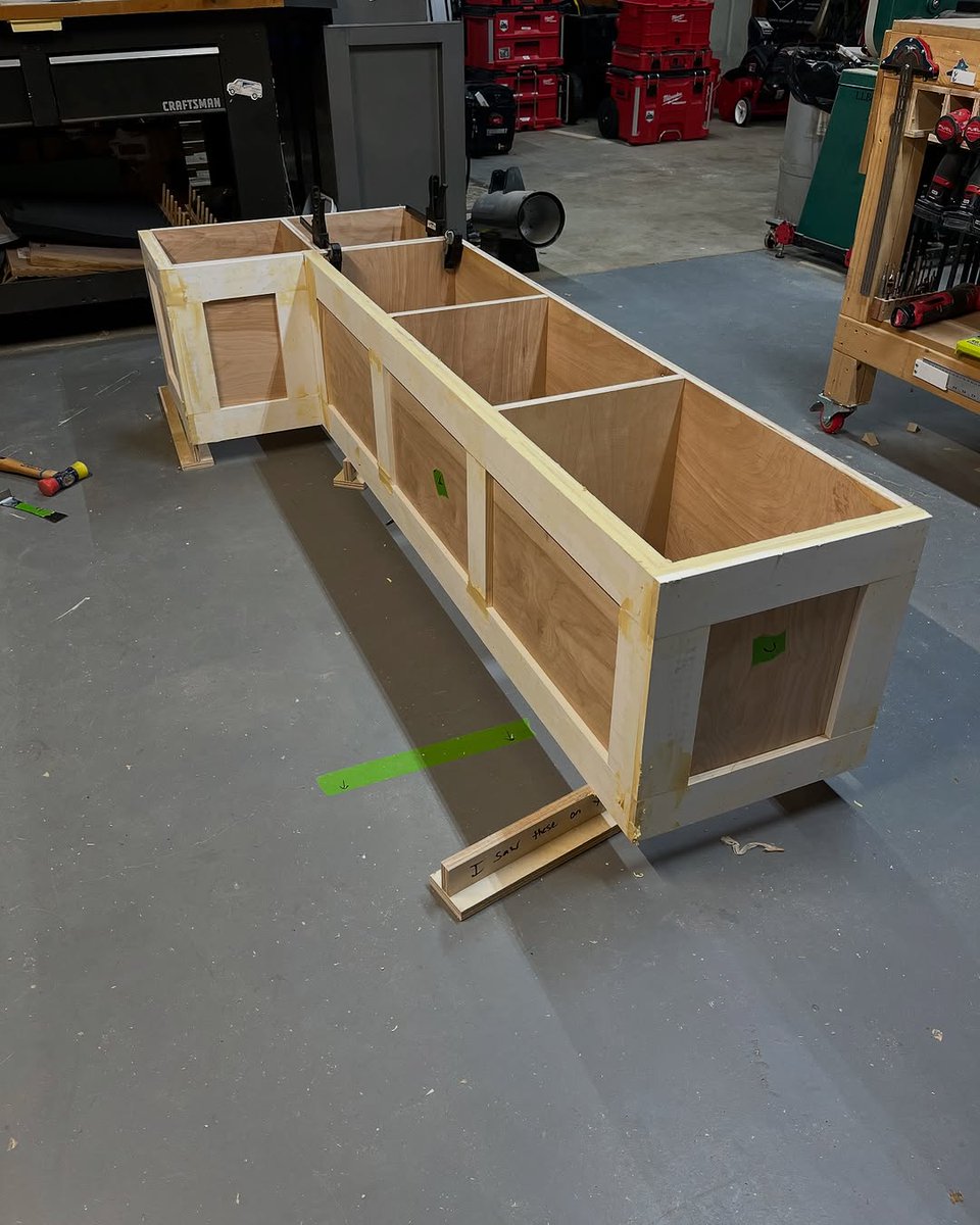 PureBond's tweet image. 📦 Smart storage meets style! @lawofthecraft on instagram, nails this built-in bench, adding seating + storage with PureBond plywood. Durable, functional &amp;amp; beautiful—who else loves a project like this? 🙌 

#PureBondPlywood #BuiltInStorage #Woodworking