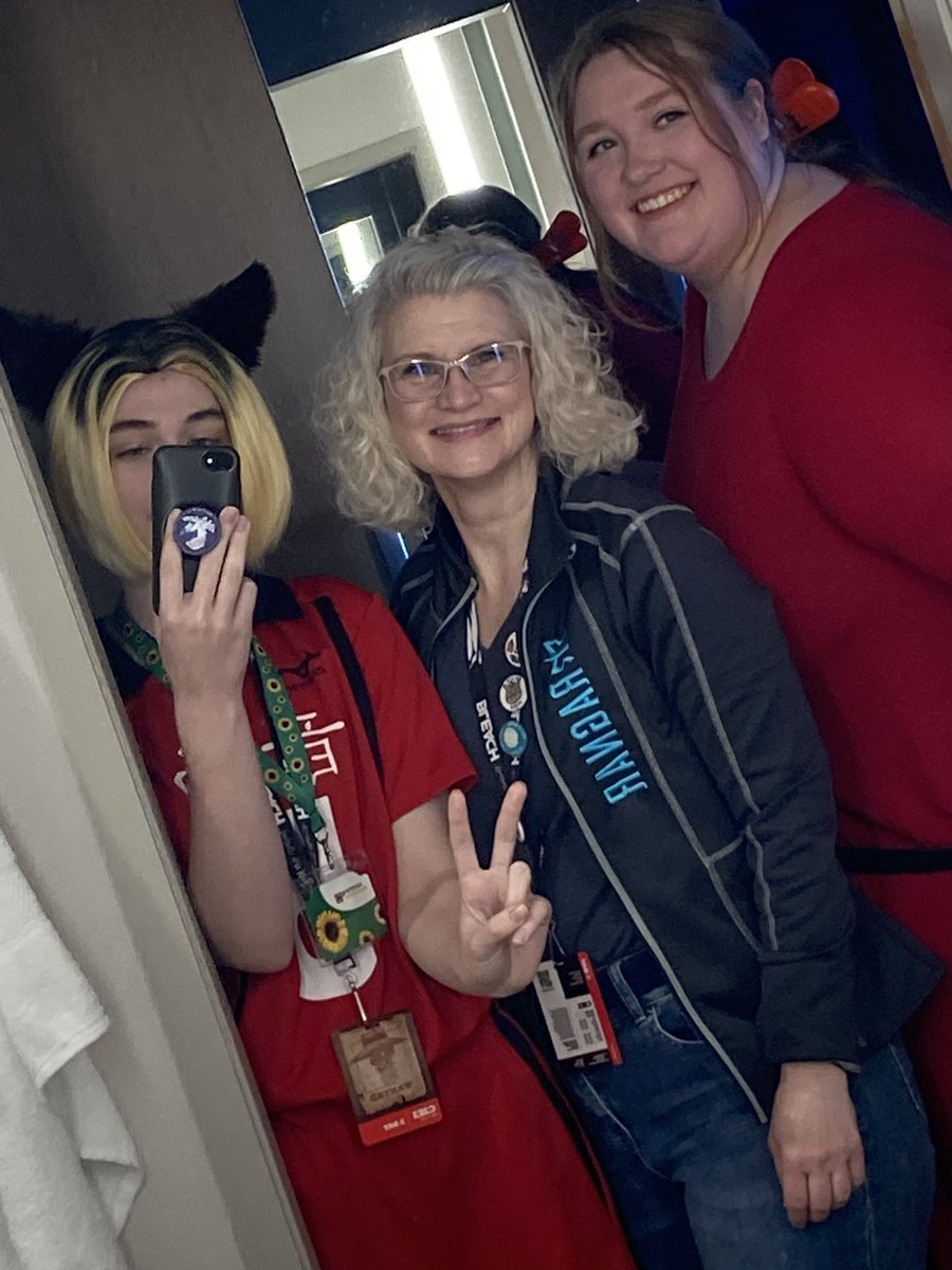 tinymouse5's tweet image. #c2e22025 day 1 Kenma Kozume, Emotional Support Mom, and Arietty coming at you! 

#cosplay #haikyuu #arietty #emotionalsupportmom #kenmakozume