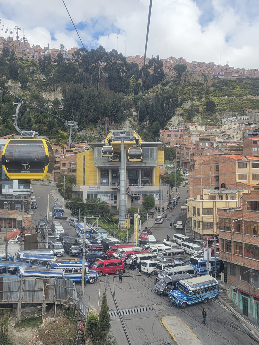 12:26
Estación 🚉 teleférico bloqueada no es posible subir por esa ruta al aeropuerto