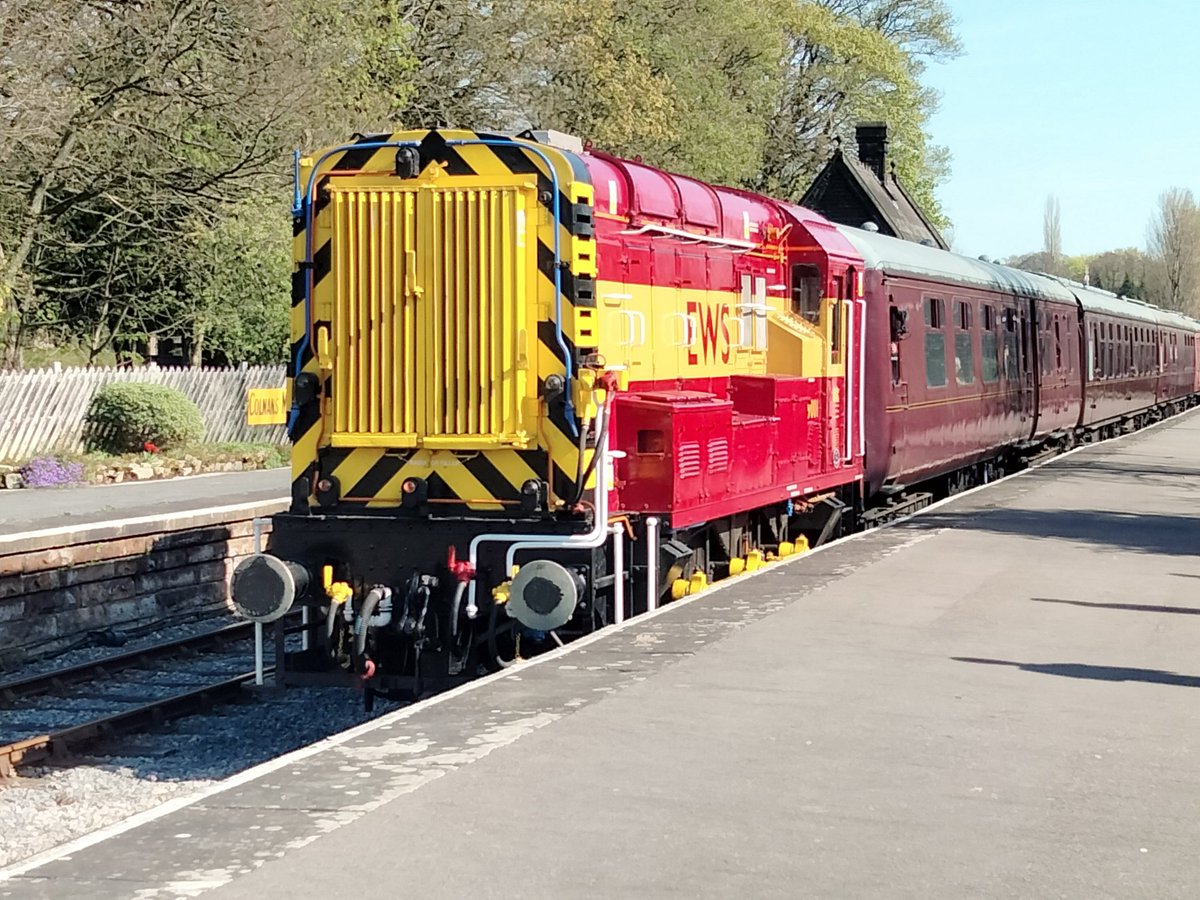 Harrod15S's tweet image. If Calsberg did Gronks 😍😍😍 09001 in shiny new EWS livery at todays Twin peaks gala @peakrail1 
#class09 #Trains #Gronk #DarleyDale #EWS