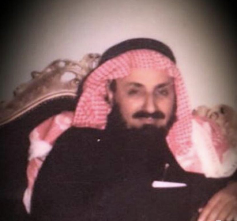 Bandarmu1's tweet photo. ✍️قبل ٢٧ عاماًوفي مثل هذا اليوم١٣-١٠-١٤١٩هـ يرحل والدي الى أول منازل الآخرة ويستقرفي أطهربقاع الارض بمقبرة العدل بمكة🕋المكرمة
عطاء أُسري
عطاء وطني
عطاء قبلي
عطاء أجتماعي
عطاء إنساني
عطاء خيري
سيرته الموثقة تُبكي الحجر 
وكرمه وفزعته وصبره ضرباً من الخيال 
#عبادي_القُدوة رحمك الله https://t.co/qw1tE9HrB9
