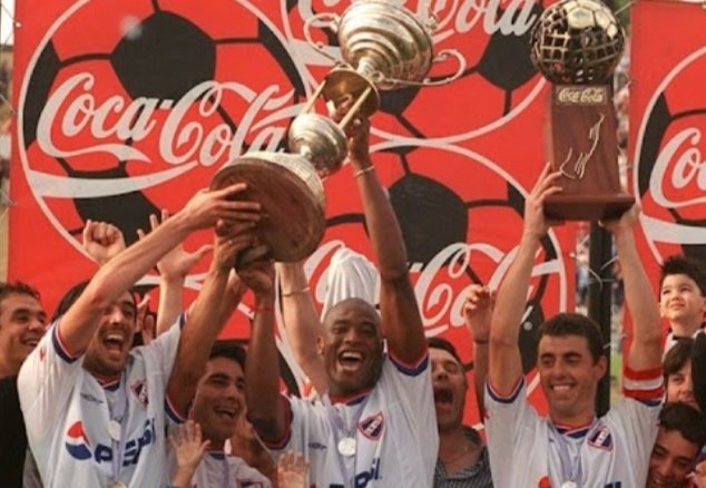 CNdeFhistoria's tweet photo. ✅️🏆🏆🏆🇺🇾 En 2002 el Decano 🔵⚪️🔴 conquistaría el 🏆🏆🏆 Tricampeonato Uruguayo 🇺🇾 (4° Campeonato Uruguayo en 5 años)

🏆🌎 En @Libertadores el Bolso alcanzaría los cuartos de final, luego de eliminar a América de Cali 🇨🇴 en la ronda de octavos, en el estadio Pascual Guerrero https://t.co/3fIWNZHlxb