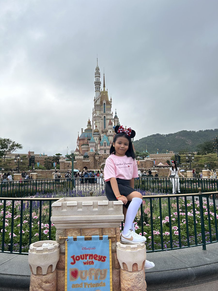 larajoe's tweet photo. Spent the past few hours at the happiest place on earth. 💖 https://t.co/xX5adLHiW3