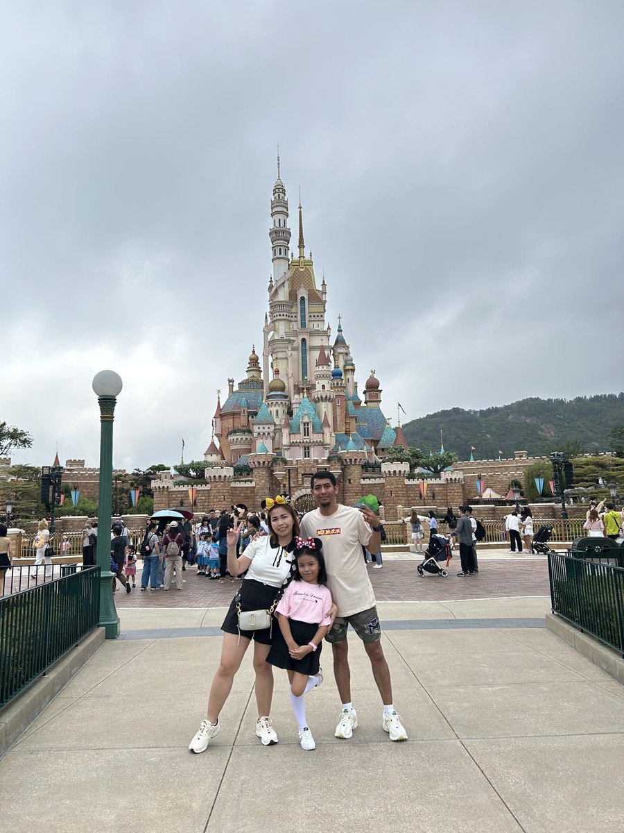 larajoe's tweet photo. Spent the past few hours at the happiest place on earth. 💖 https://t.co/xX5adLHiW3