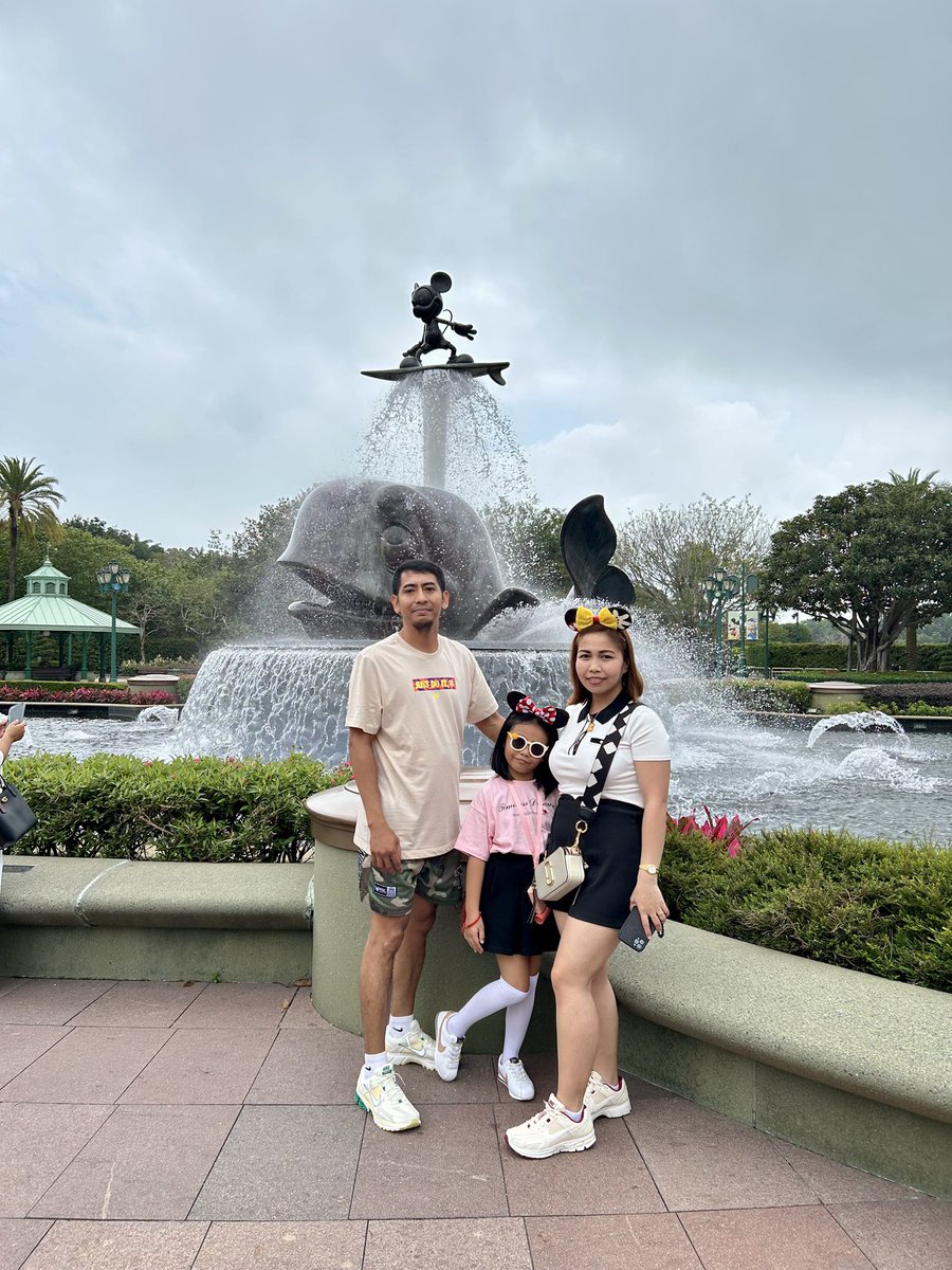 larajoe's tweet photo. Spent the past few hours at the happiest place on earth. 💖 https://t.co/xX5adLHiW3