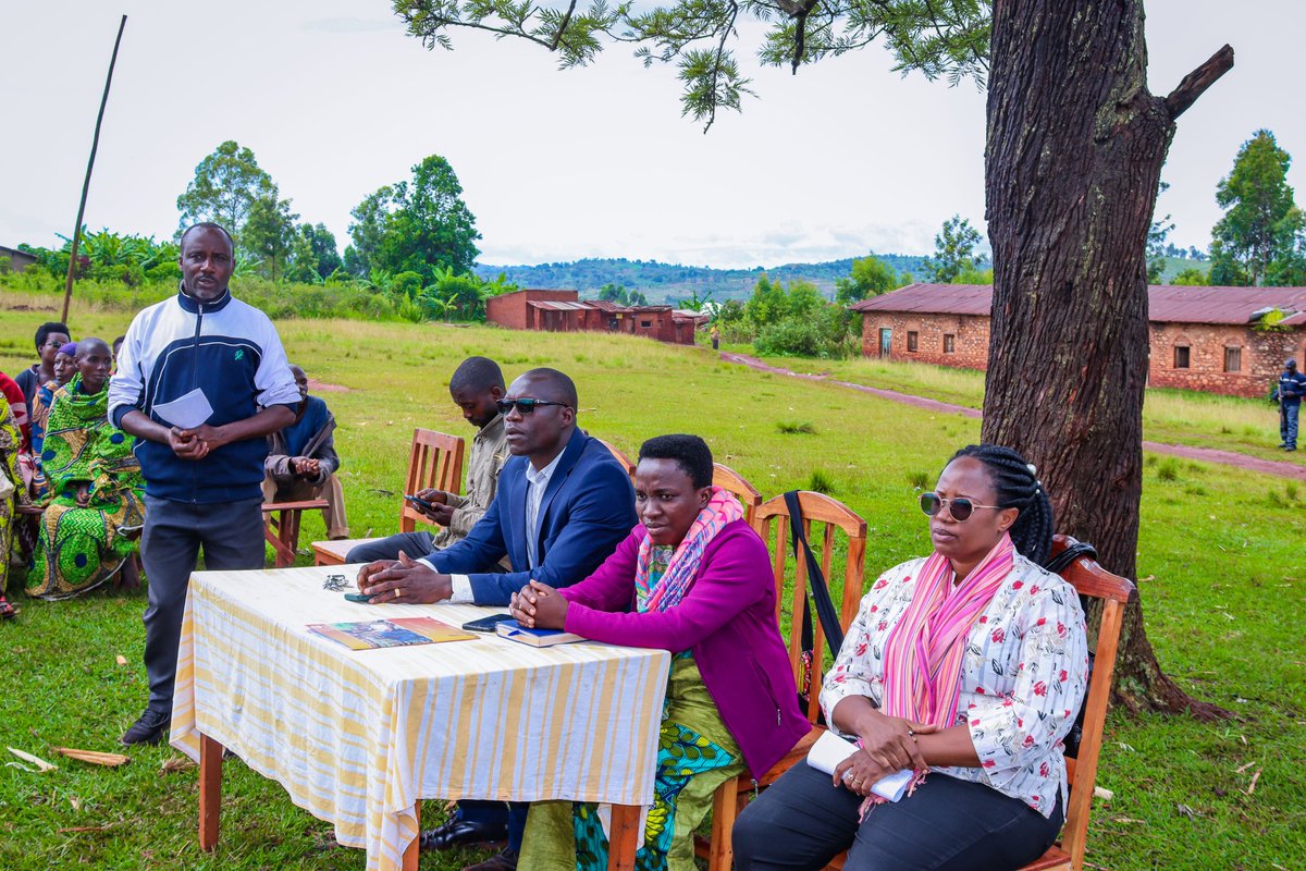 Gitega's tweet photo. #Burundi Buramatari w'intara ya Gitega afadikanije n'ibiro vy'intara bijejwe iterambere ry'ingo n'imiryango #DPDFS hamwe n'uwurongoye ikigo #Humura i @Gitega bafadikanije na @WVBurundi baratunganije kijanye n'amabi akorwa afatiye kugitsina mu mazone yose ya komine #Itaba. https://t.co/wUB76zTkng
