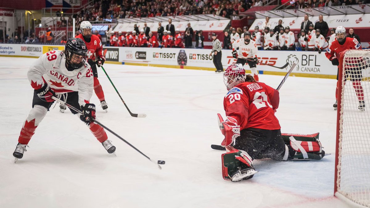 Marie-Philip Poulin had three assists in Canada's win over Switzerland at the #WomensWorlds, as the Canadian side improved to 2-0...

<a href="/meganebozek/">Megan Ferguson (Bozek)</a> &amp; <a href="/SamiJoSmall/">Sami Jo Small</a> break down Poulin's dominance: tsn.ca/hockey-canada/…